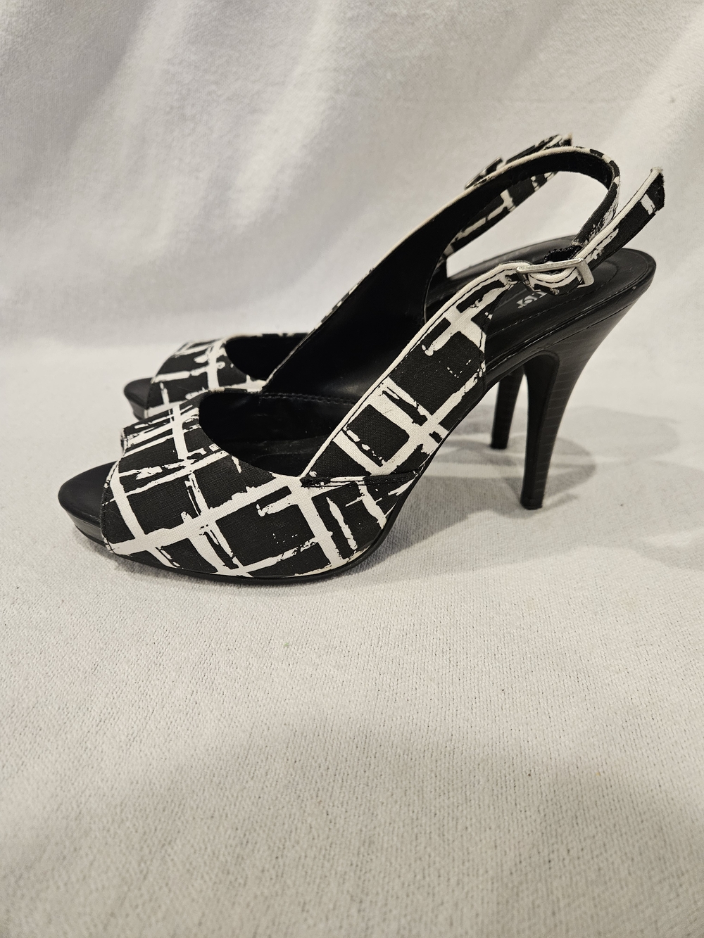 Apt. 9 Arden Black & White Graphic Slingback Peep-Toe Heels 6 - Picture 5 of 9
